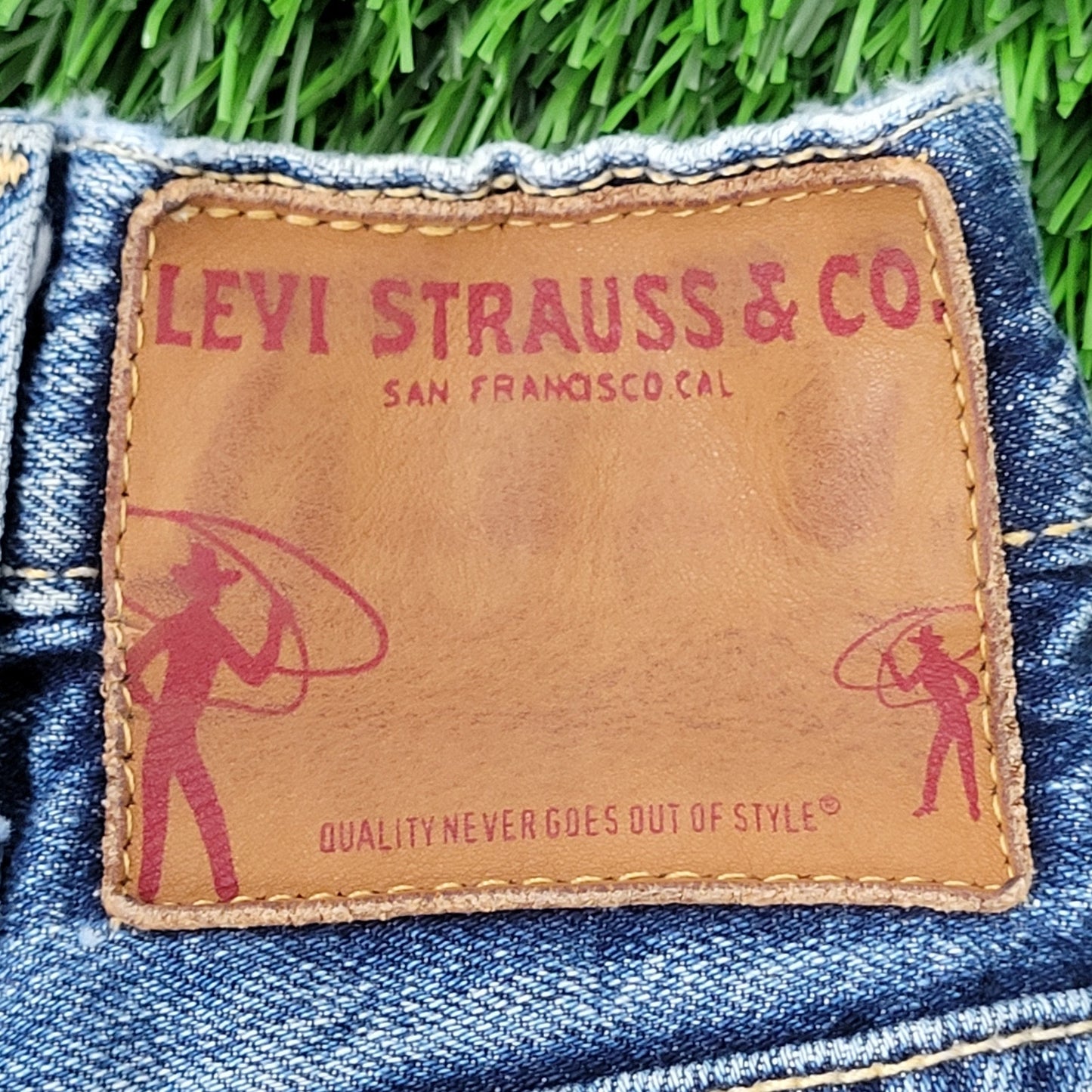 Vintage Y2K LEVIS Bootcut Jeans 32x29 Faded Dark Stonewash