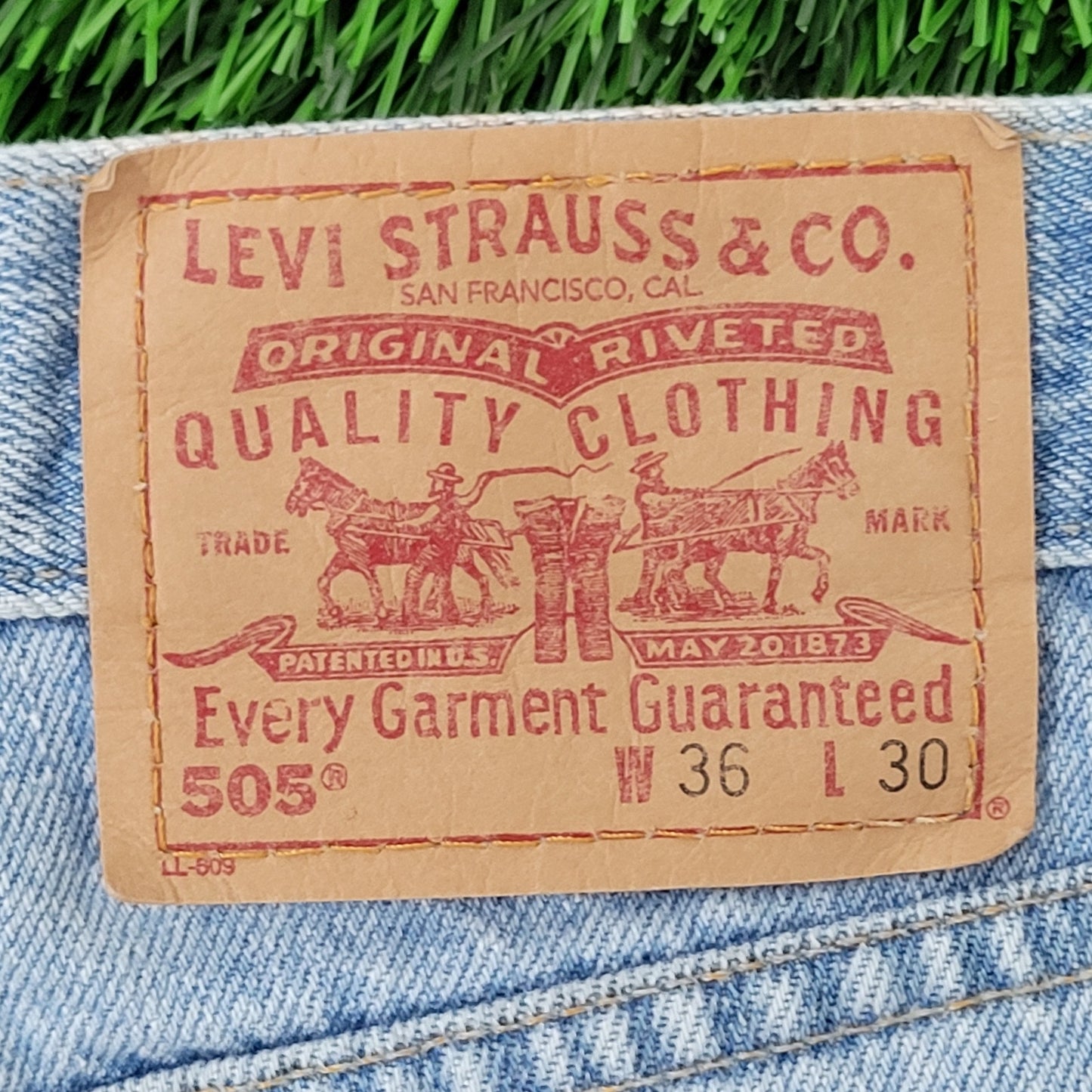 Vintage Y2K LEVIS 505 Jeans 34x30 Faded Medium-Wash