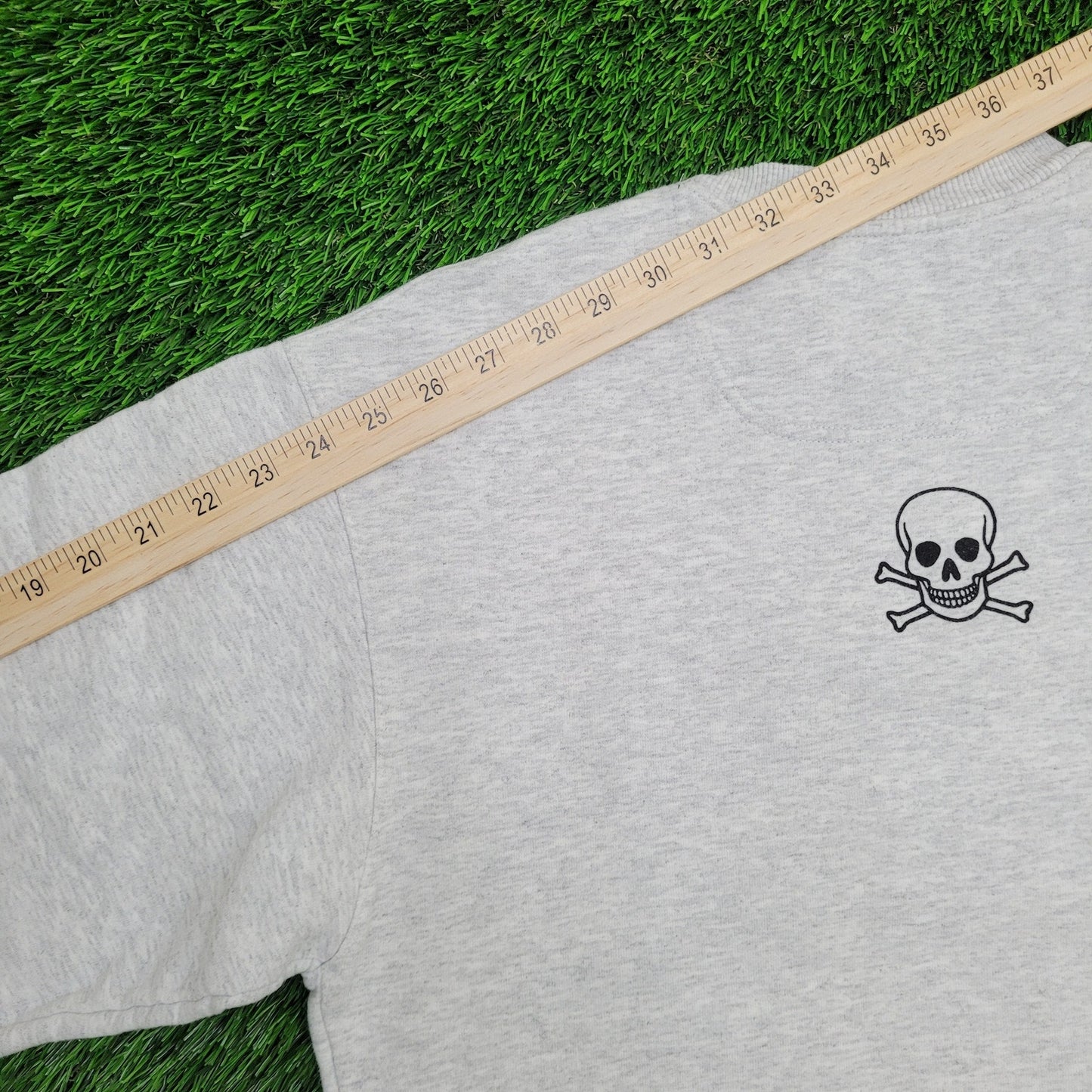 Champion Middle Skull Sweatshirt Medium 21x24 Spellout Gray